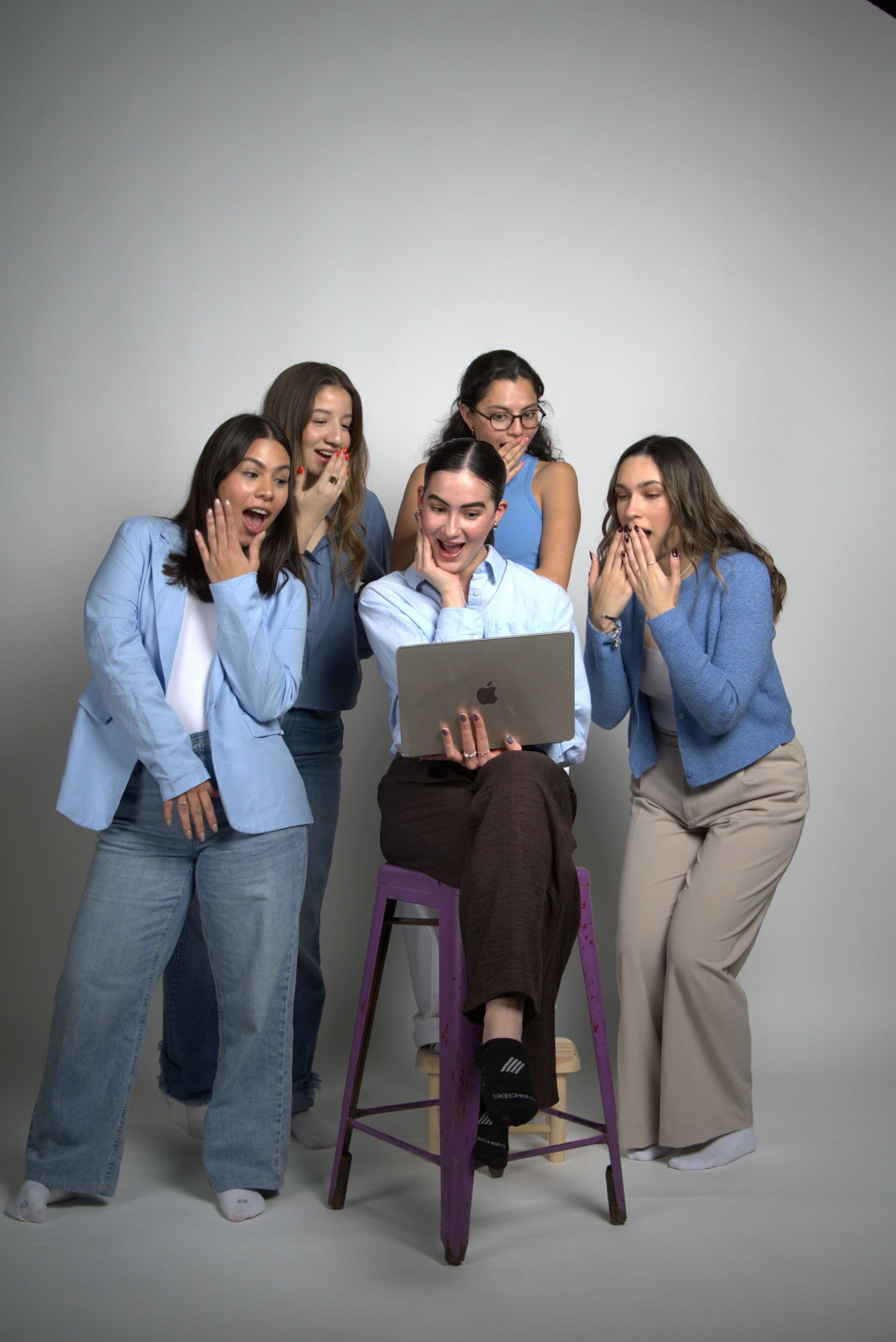 Equipo de SS Creativo en una sesión de estudio